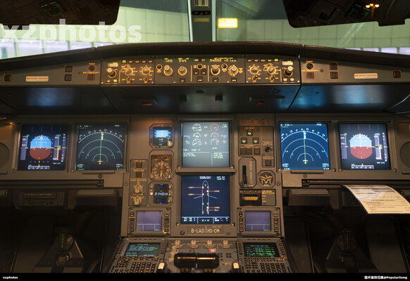 国泰330驾驶舱