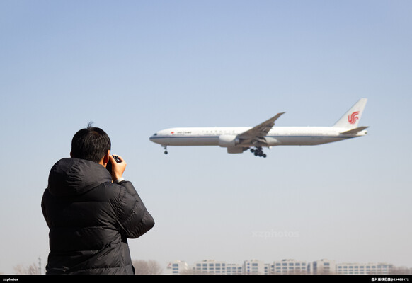 拍飞机的人