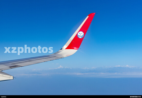翼梢掠过川西雪山