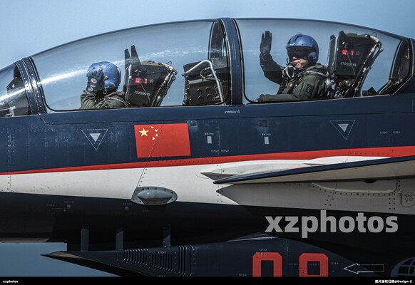 J10S飞行员向观众问好