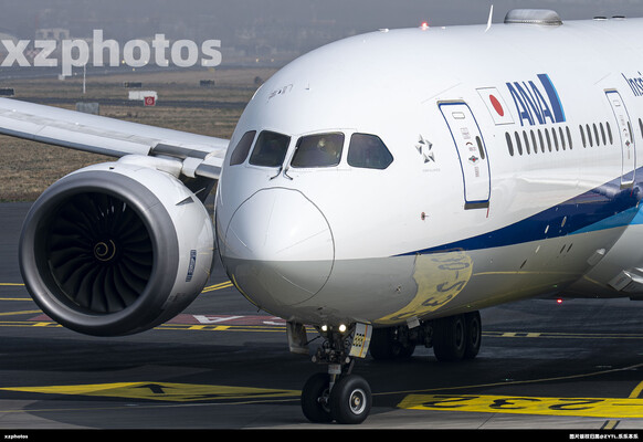 飞行员友好挥手
