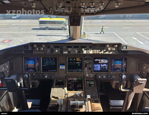 B777-300ER Cockpit
