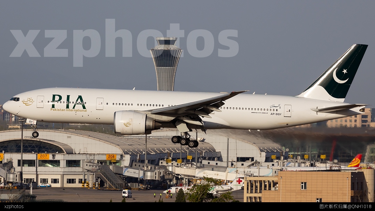 前波音777-200LR原型机