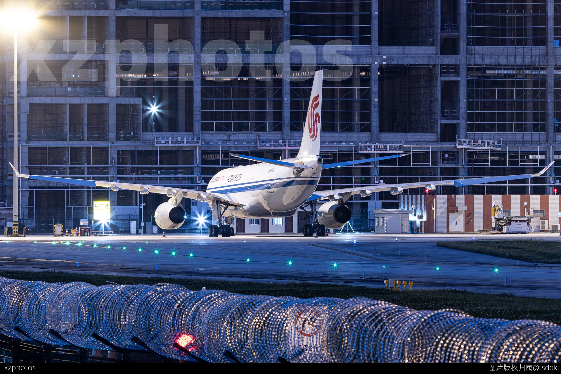 B-6090在成都双流货站