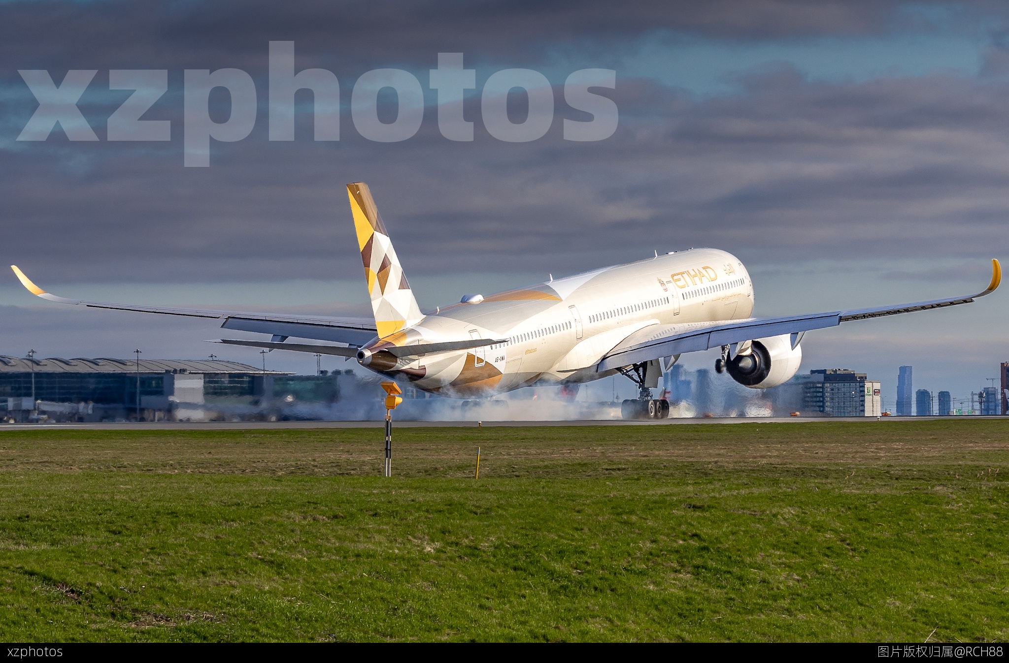 YYZ 06R