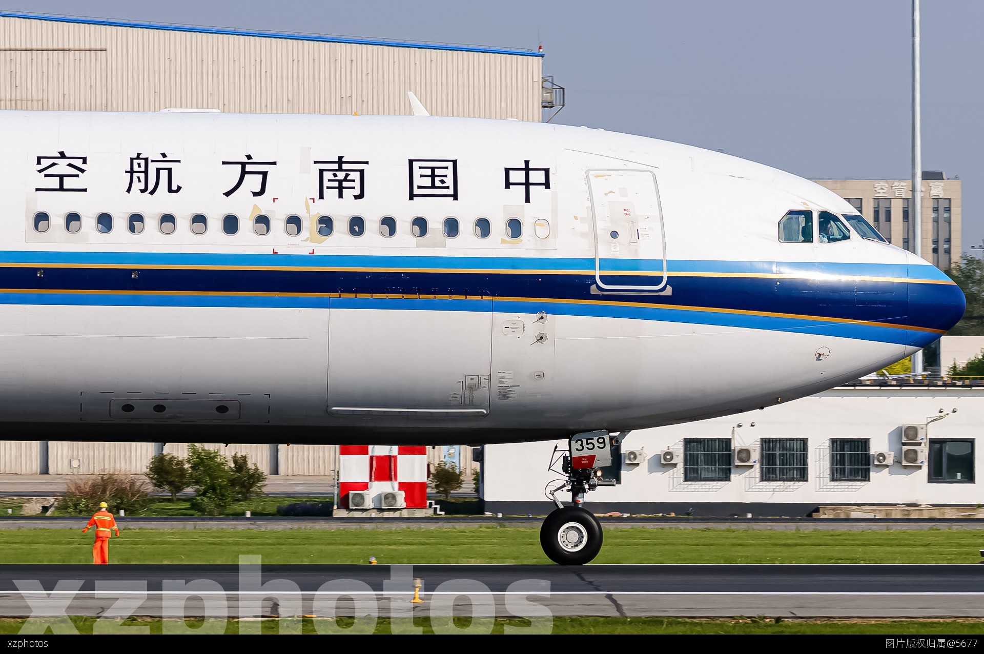 B-8359跑道24离场