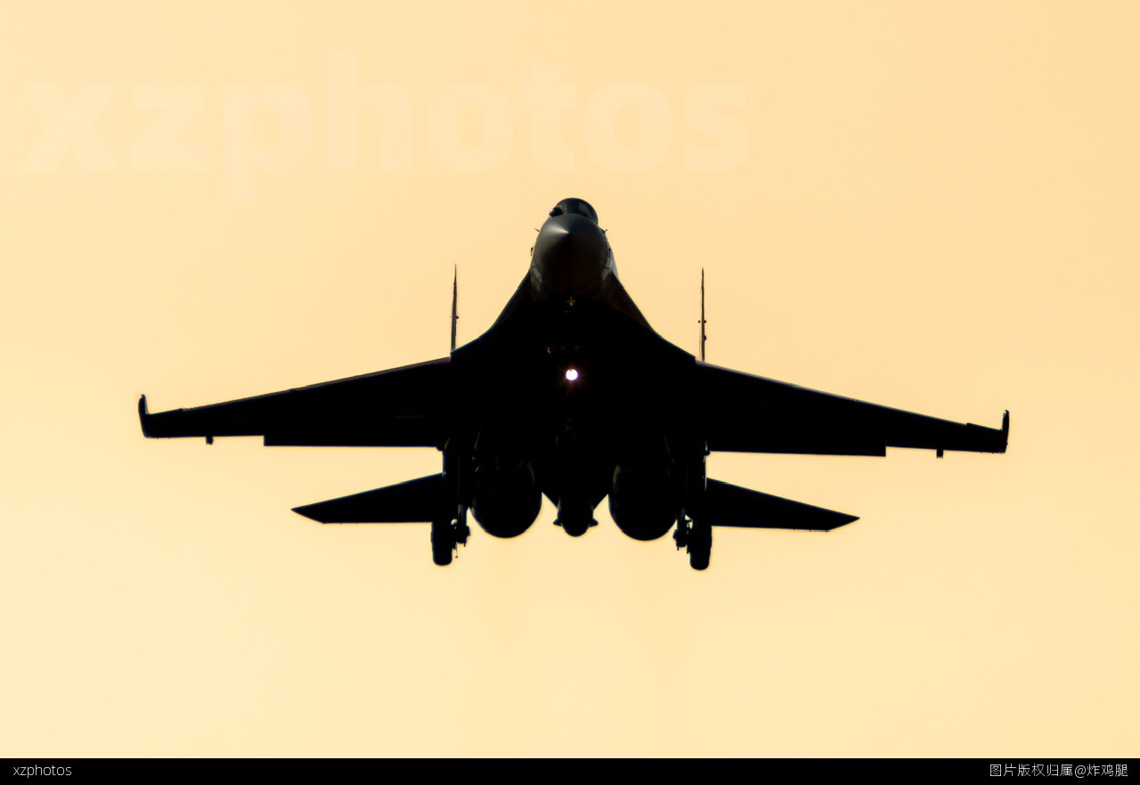Su35迎着金光落地