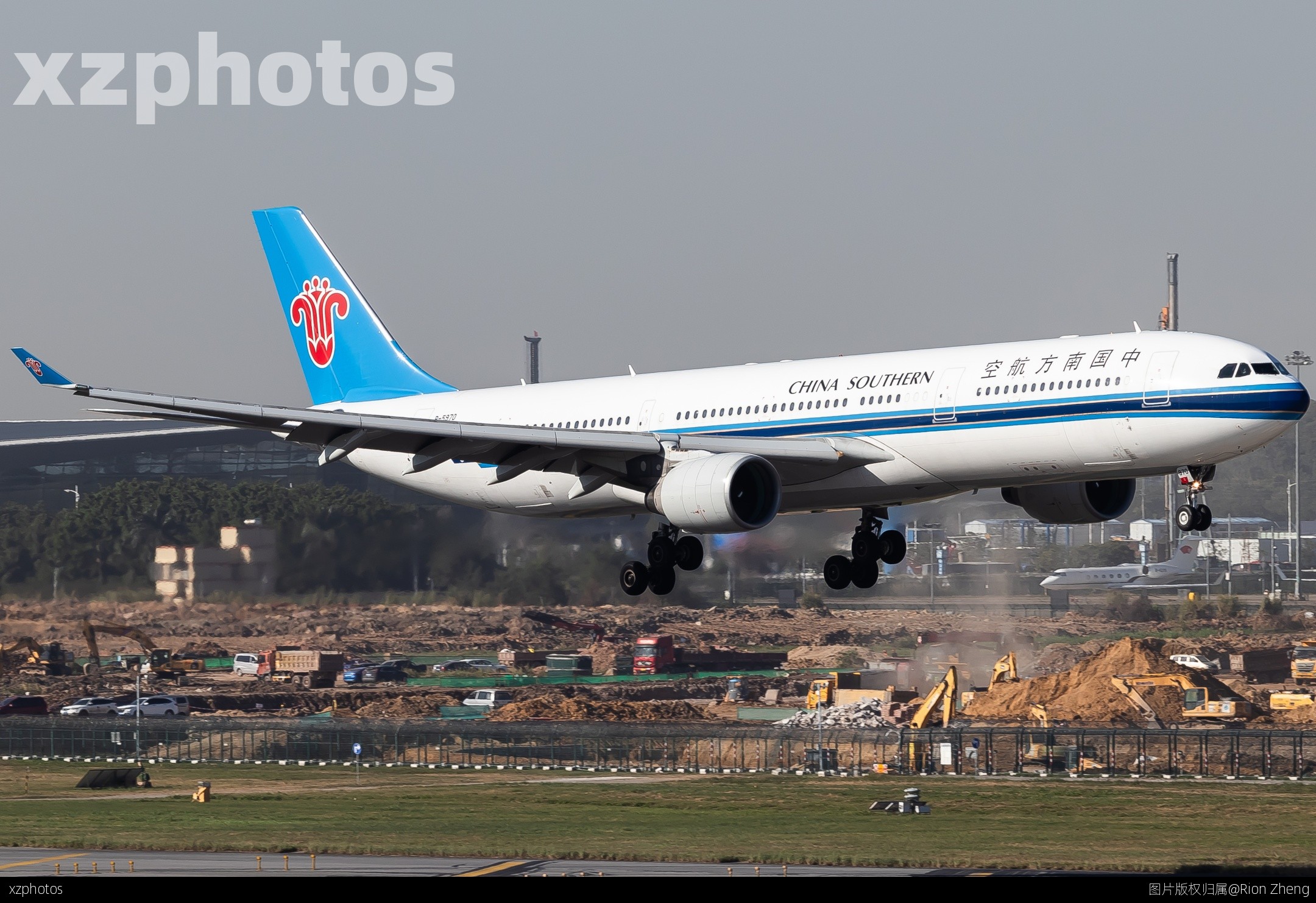 A CZ333 landing at CAN