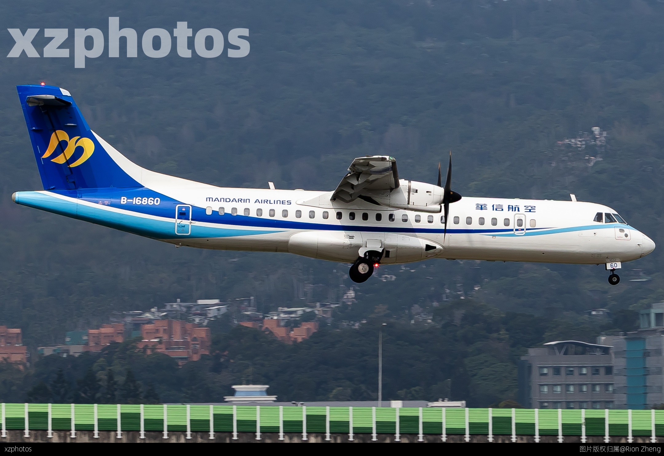 A AE&#039;s ATR72-600landing at tsa