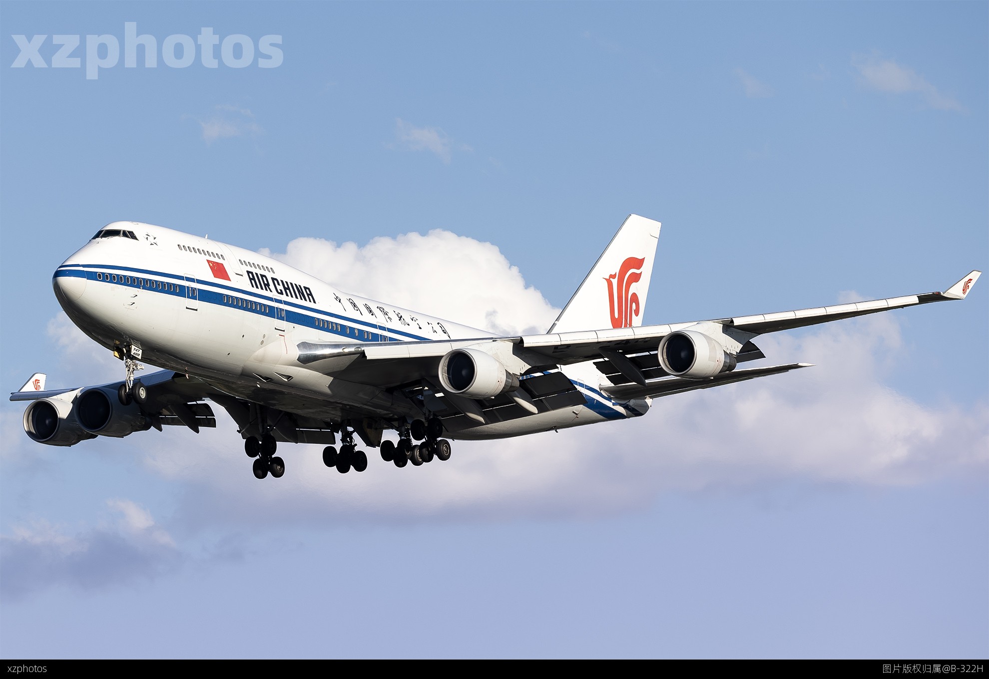 B-2447飞越云层