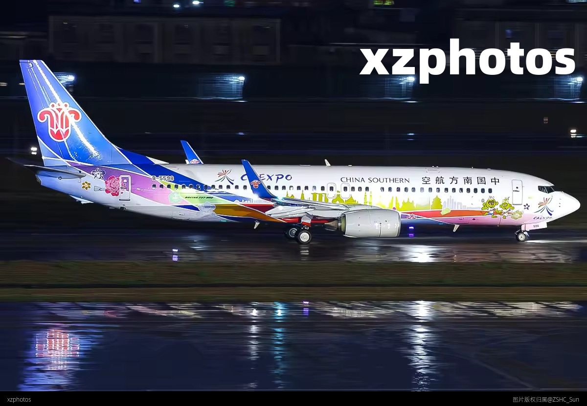 夜晚的南航737彩绘