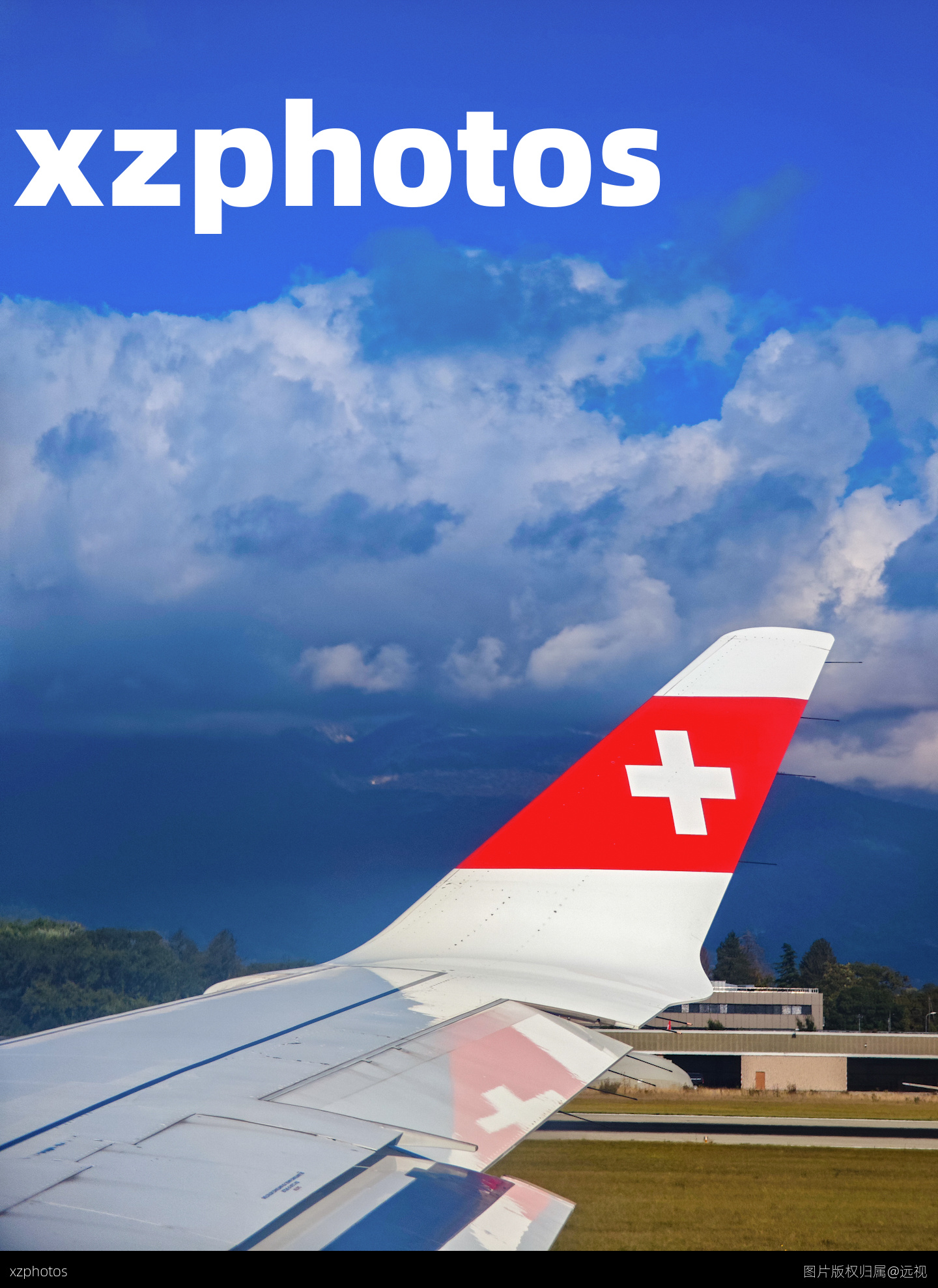 某程旅游广告封面