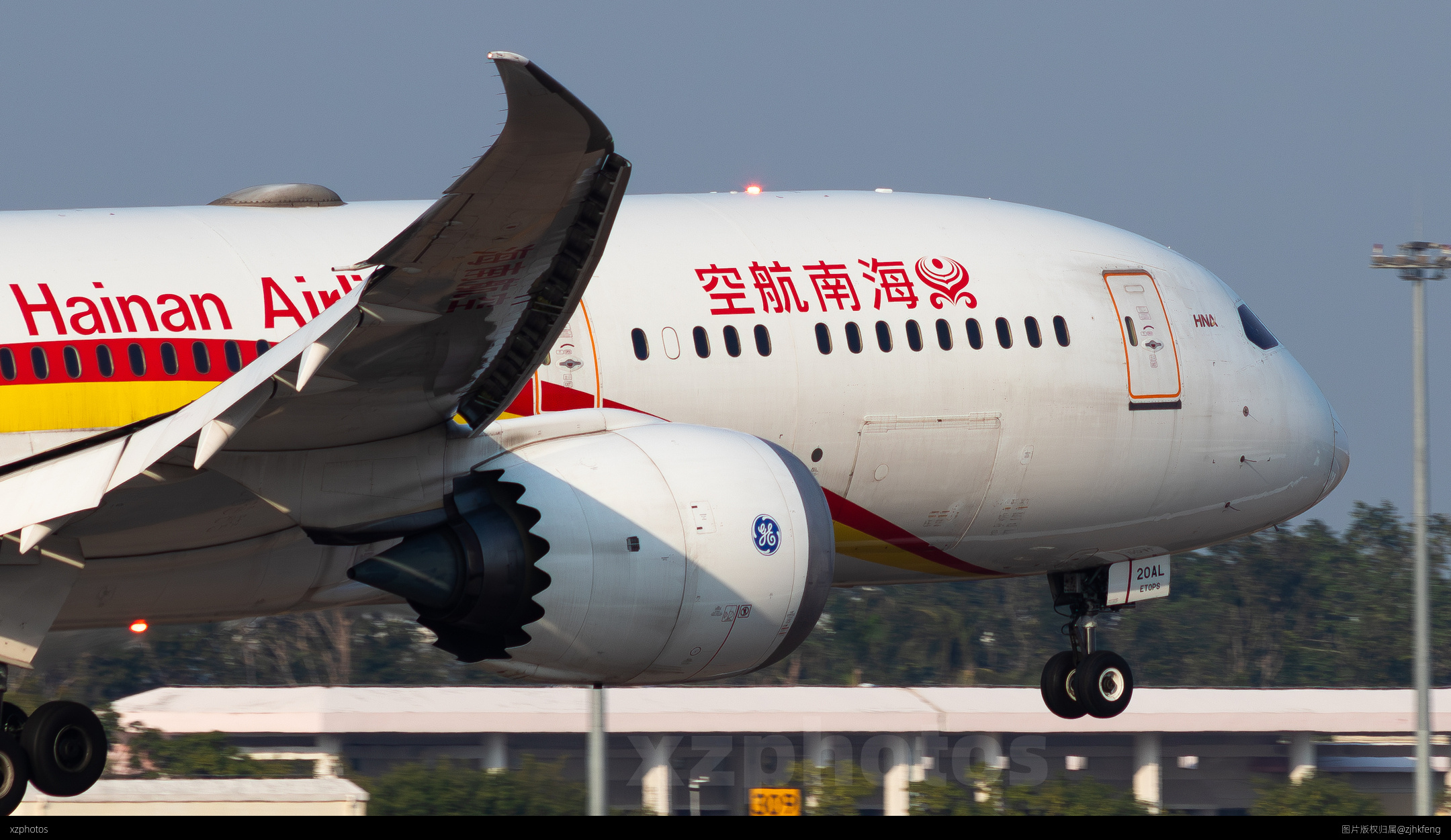 夕阳下的海南航空787大头照