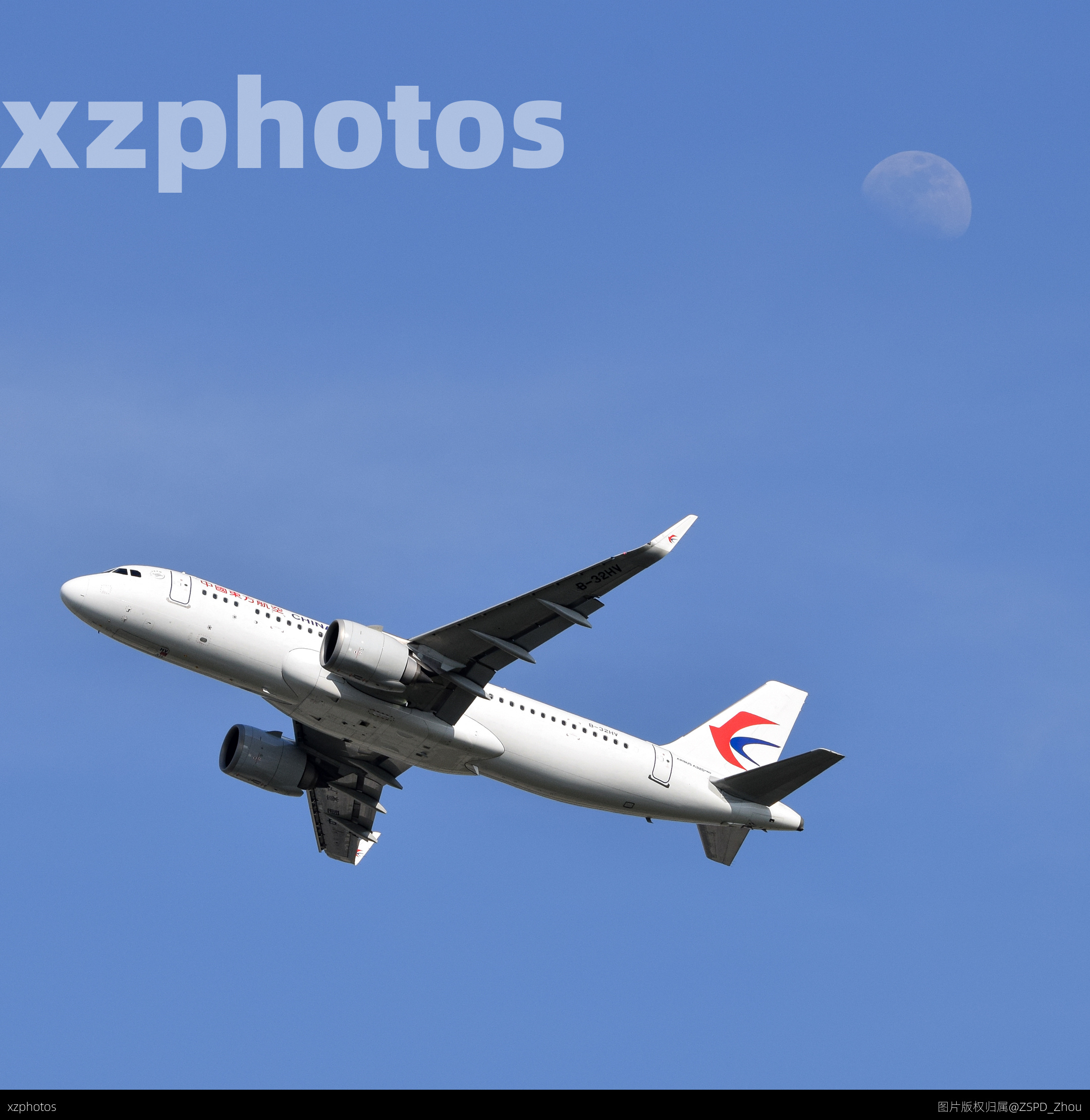 东航320与月亮同框