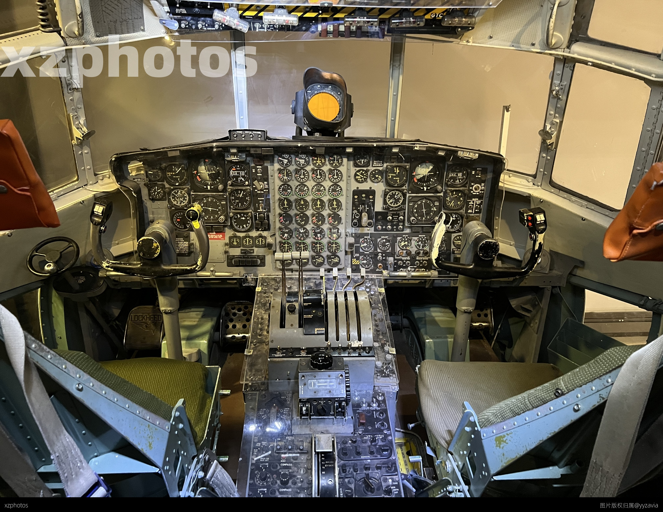 C130 驾驶舱