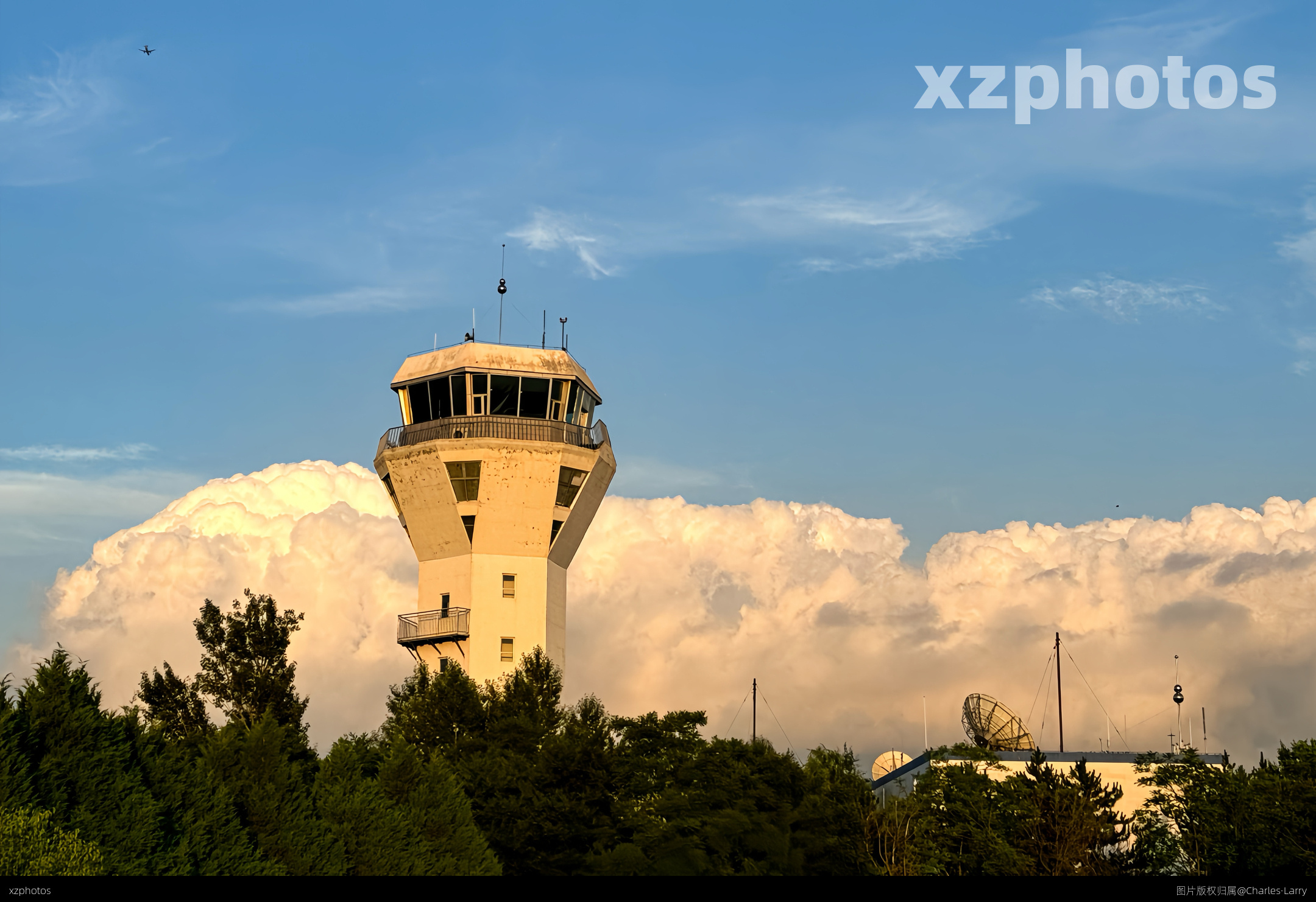 夕阳下的DAT塔台