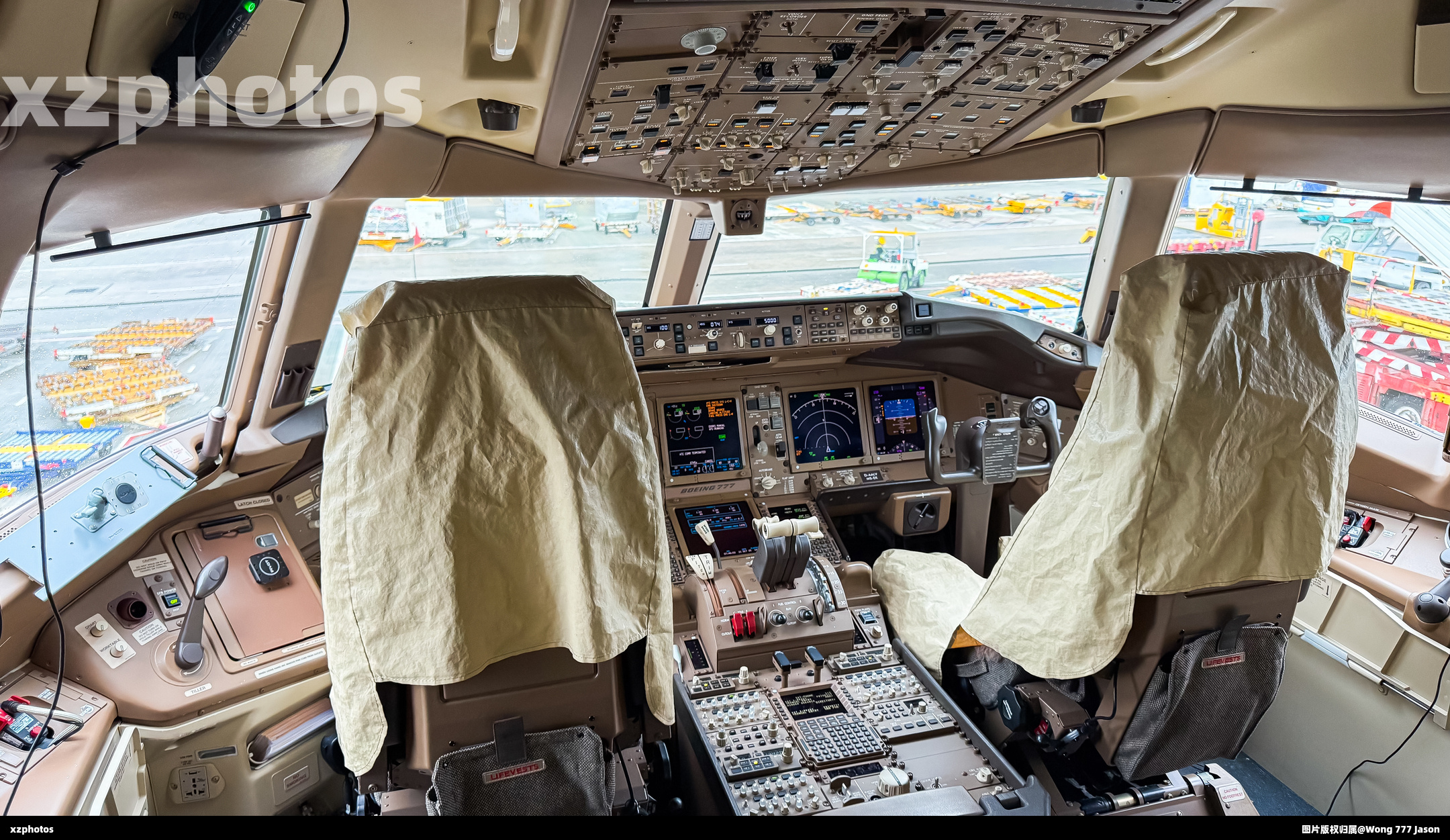 D-AALV驾驶舱