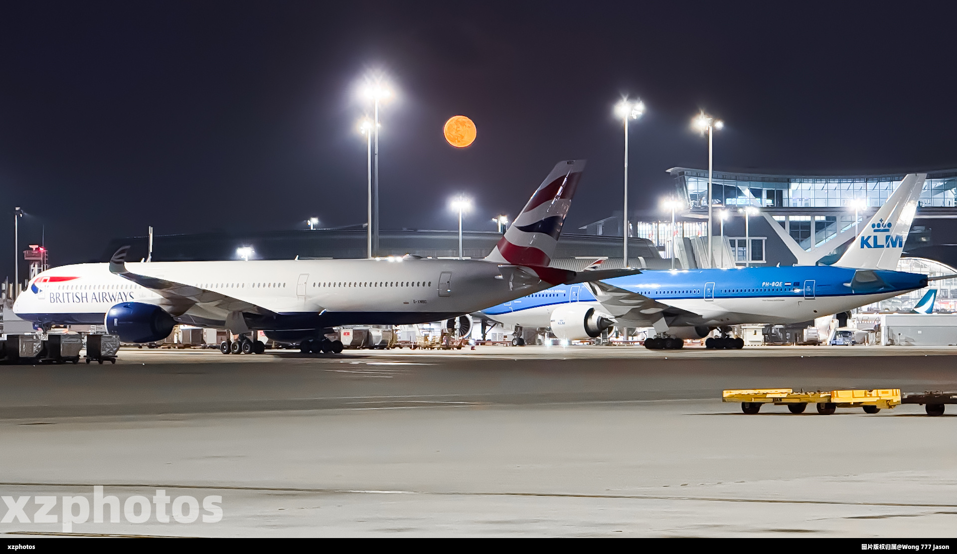 第一次在机场看到这么红的月亮