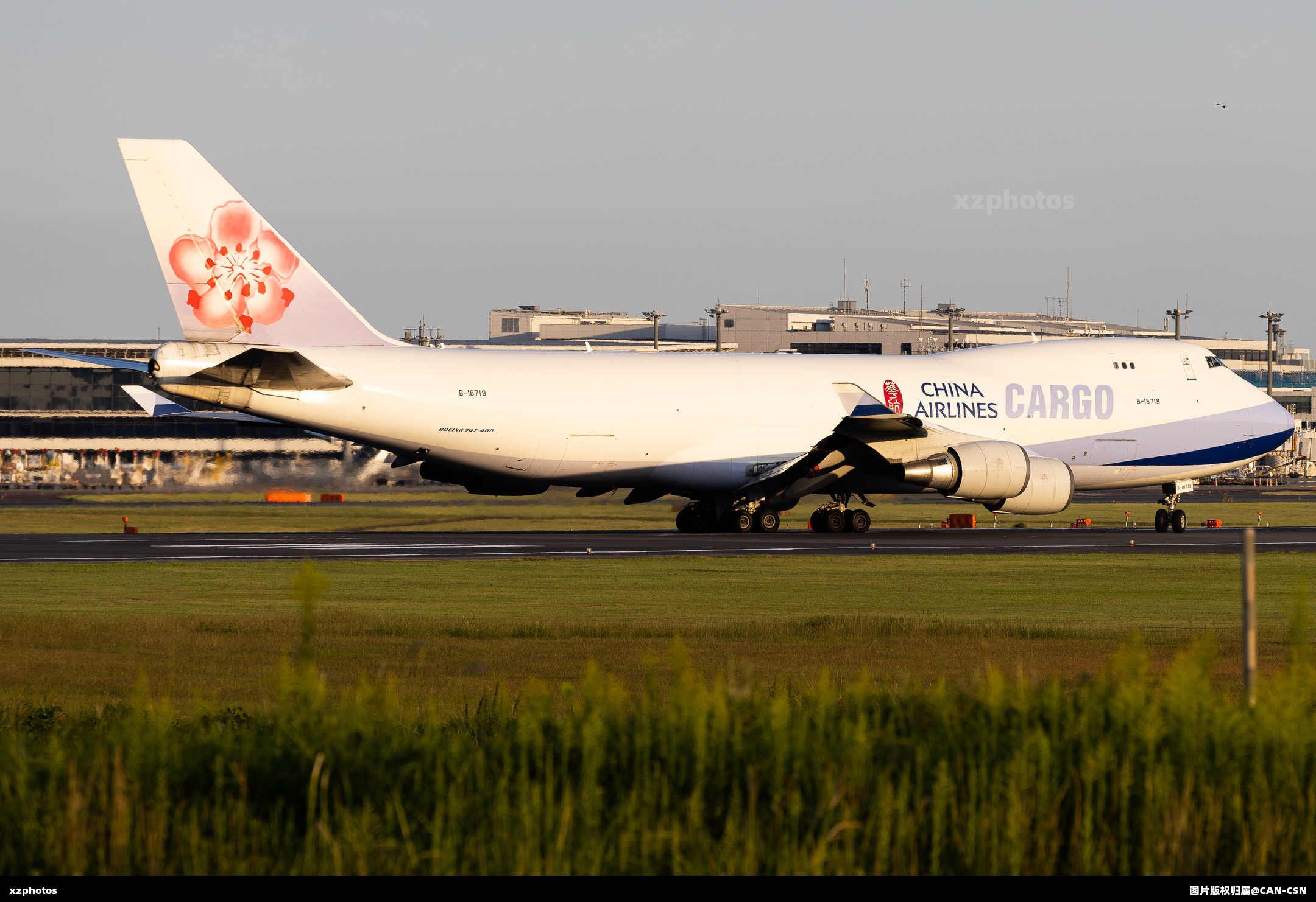 黄昏下的华航744