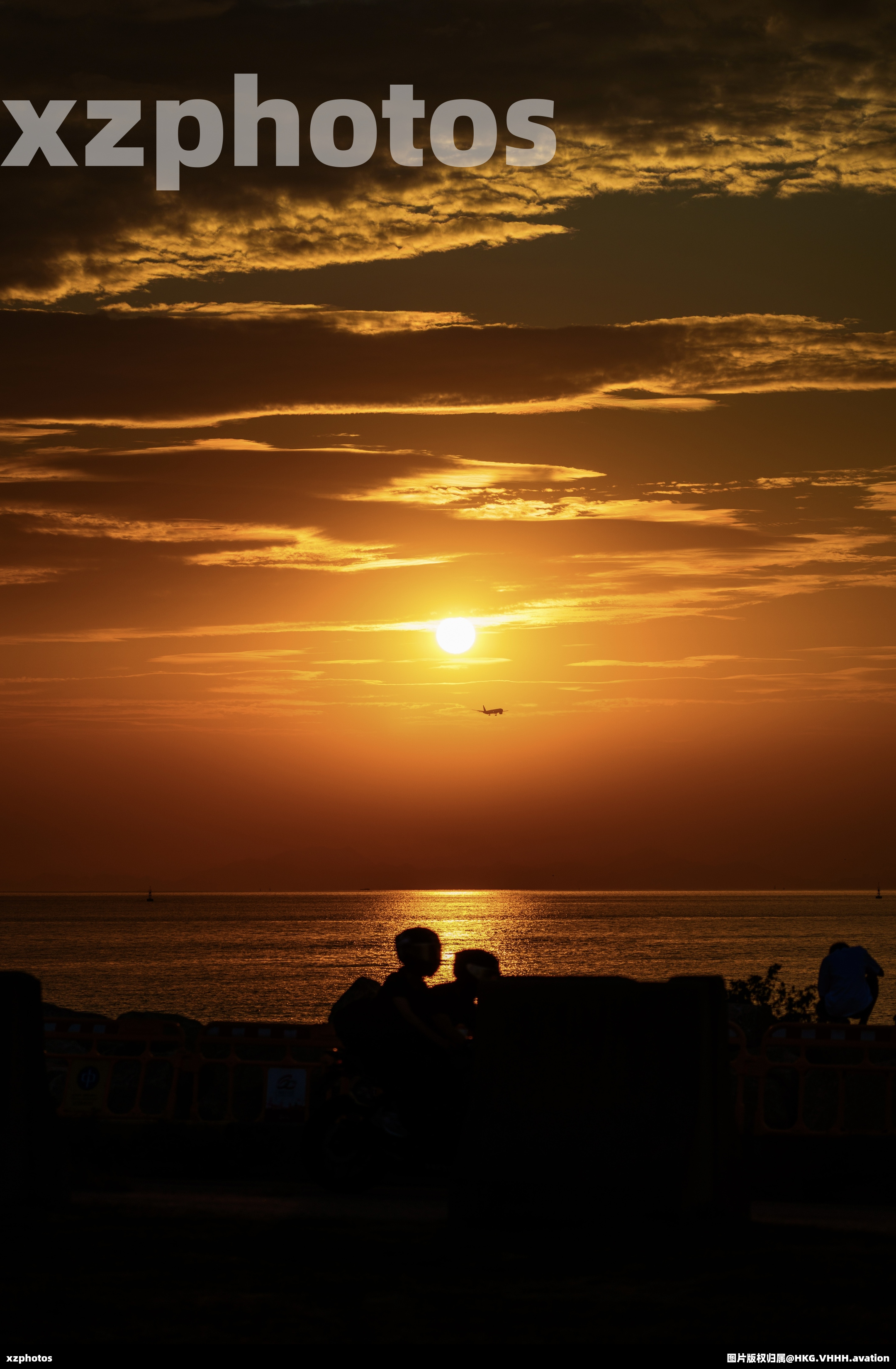 夕陽下的人與飛機