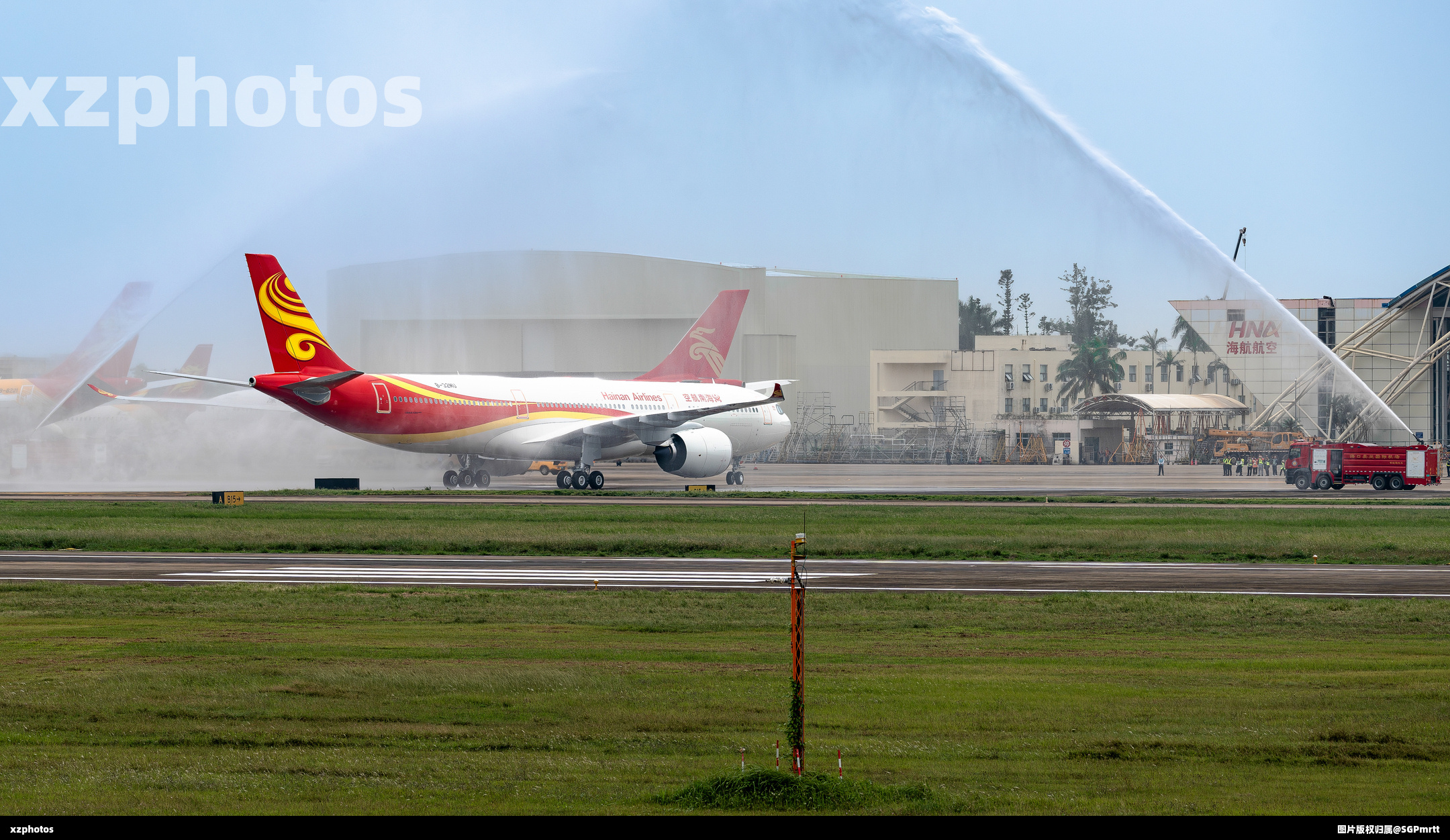 海南航空首架330NEO过水门