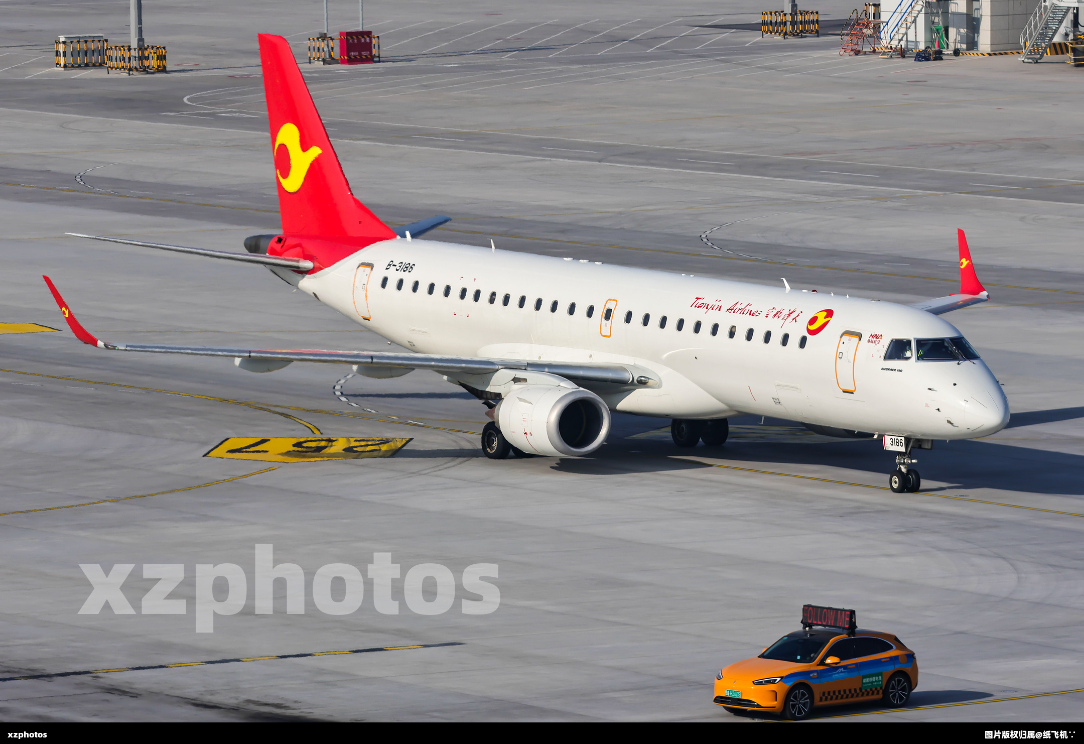 天津航空E190 引导进入机位