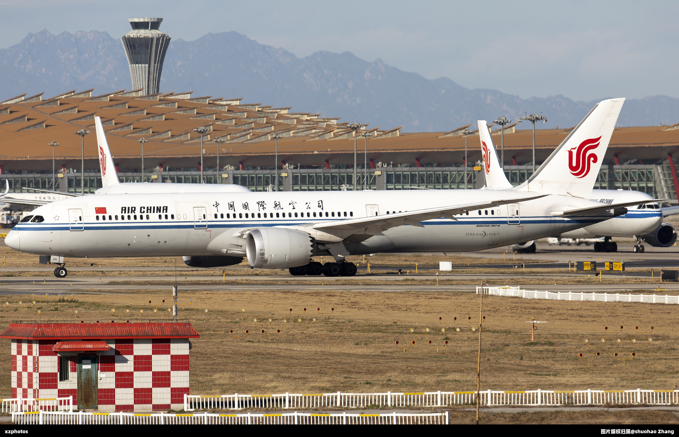 进跑道36R外等待