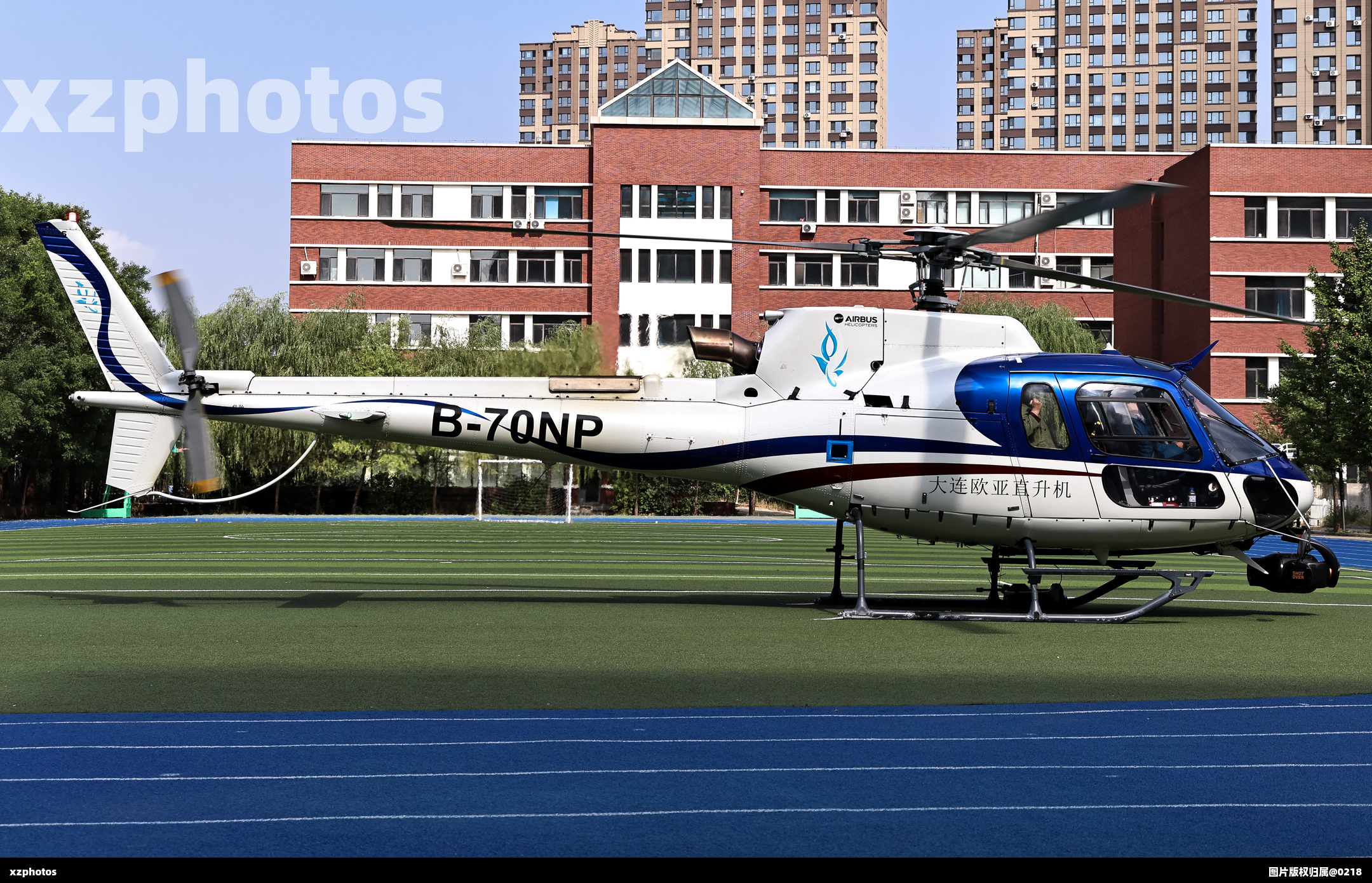 2024年沈阳马拉松比赛直播录像直升机降落沈阳某中学