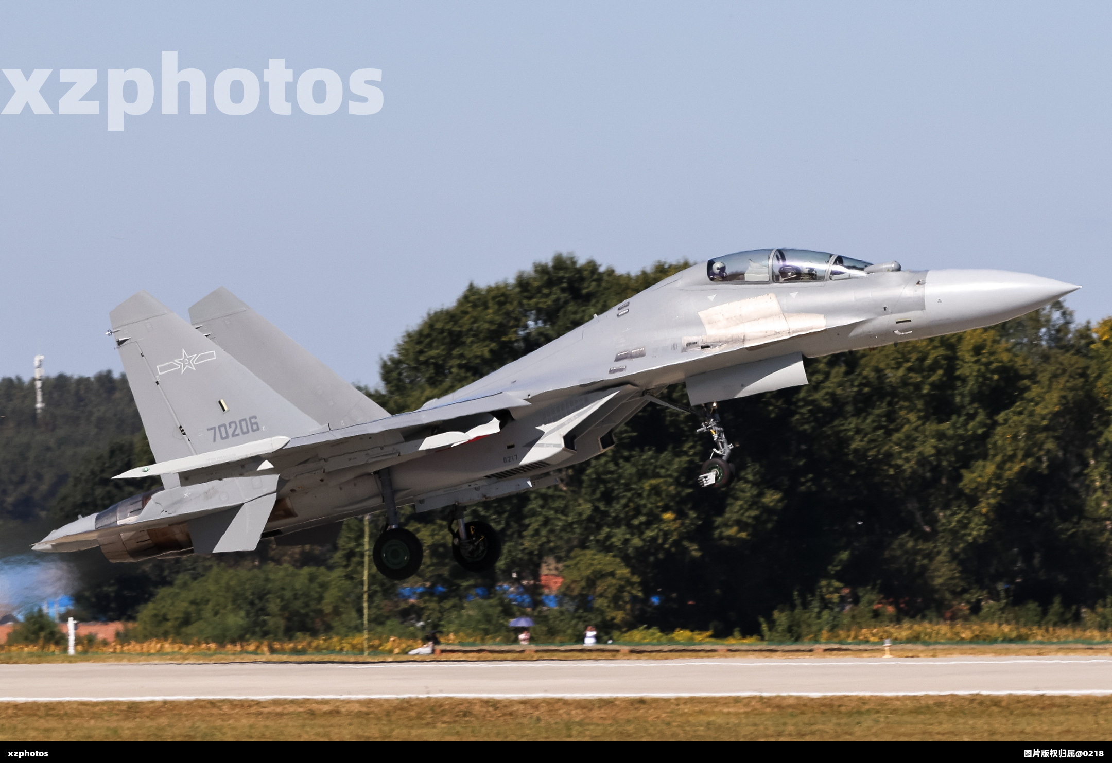 长春航展歼-16起飞抬轮