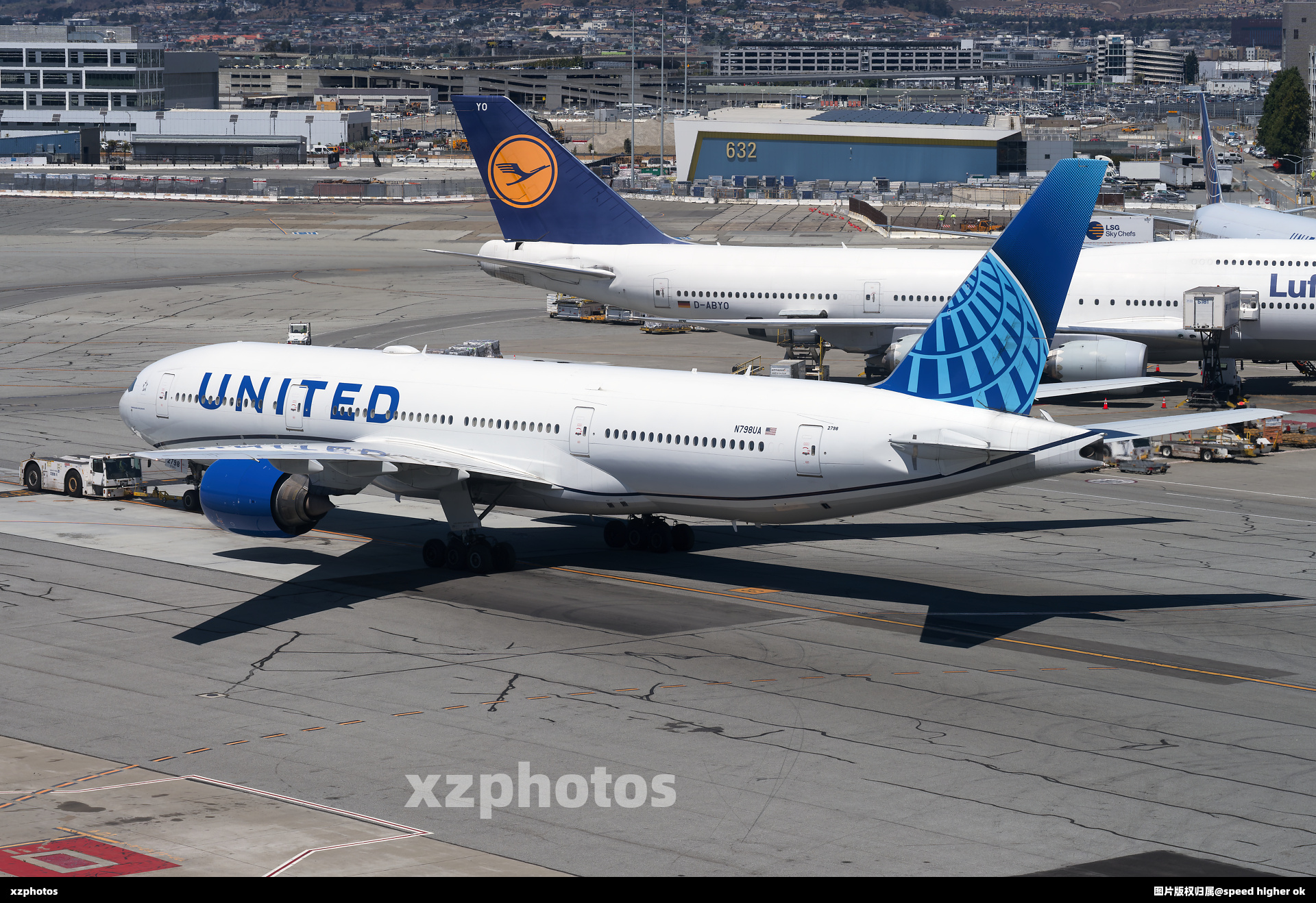 United Airlines taxiing for departure