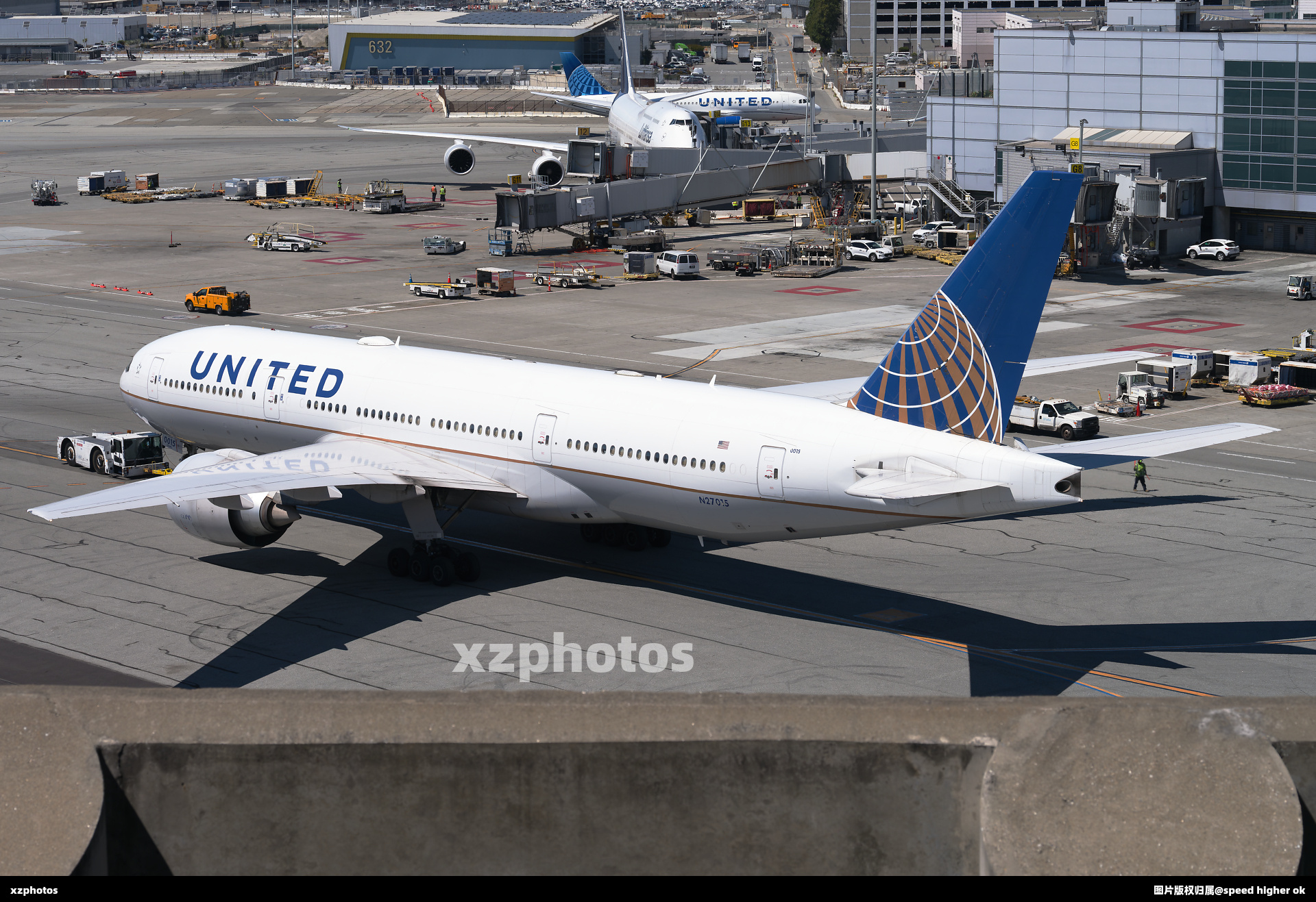 United Airlines taxiing for departure