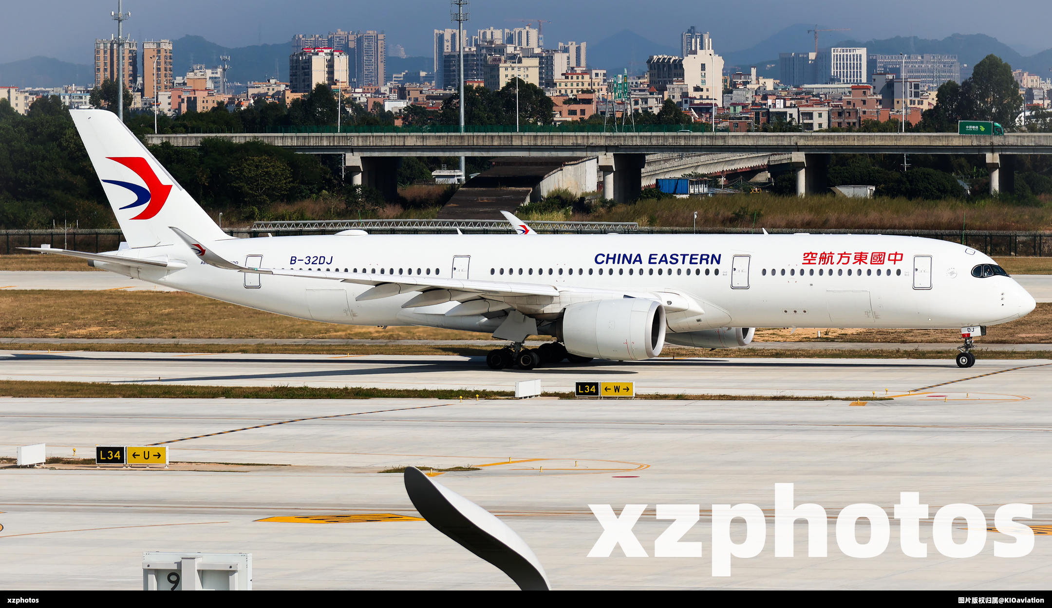 东航A359在广白T3滑行