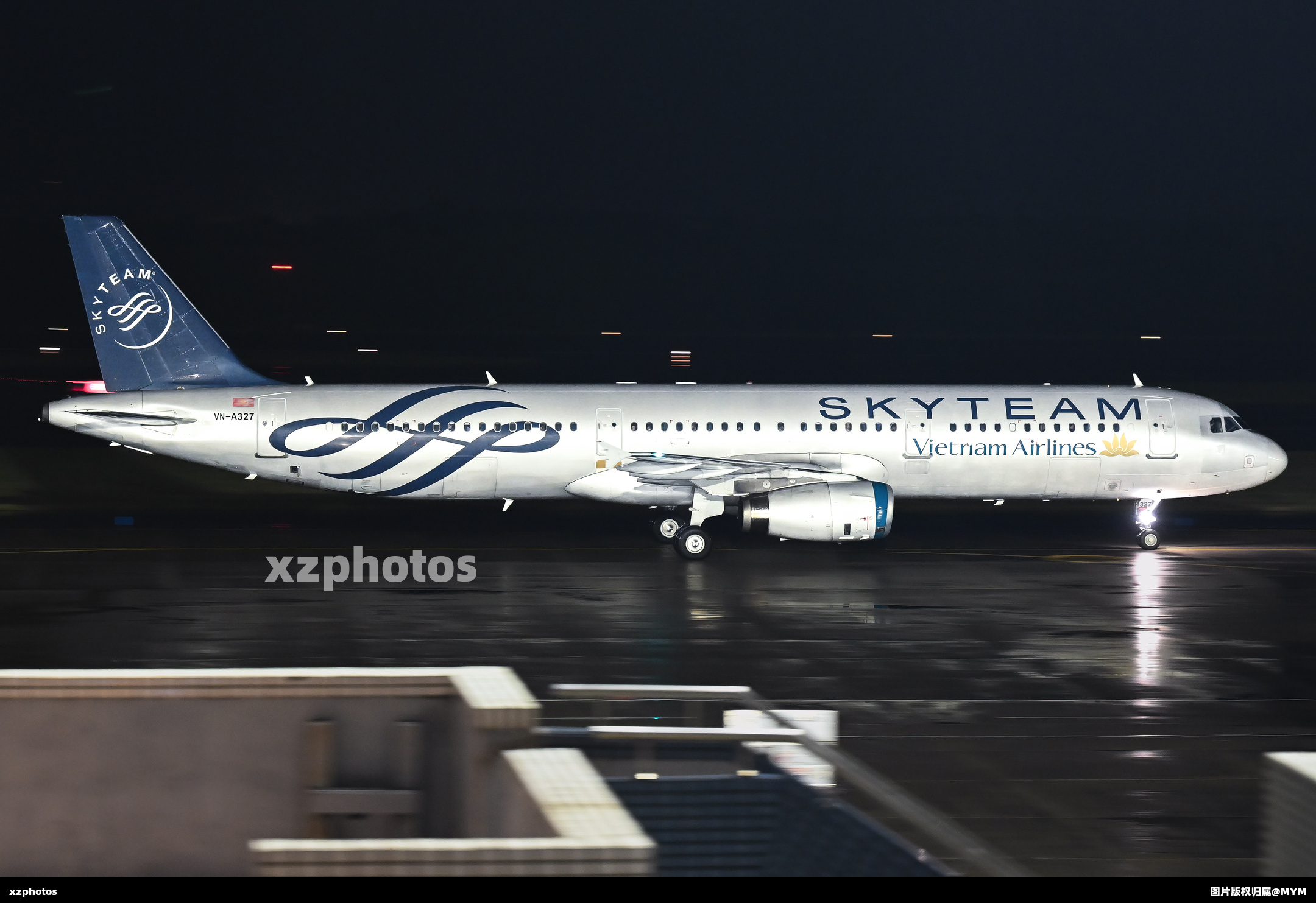 台北雨夜遇上银色涂装
