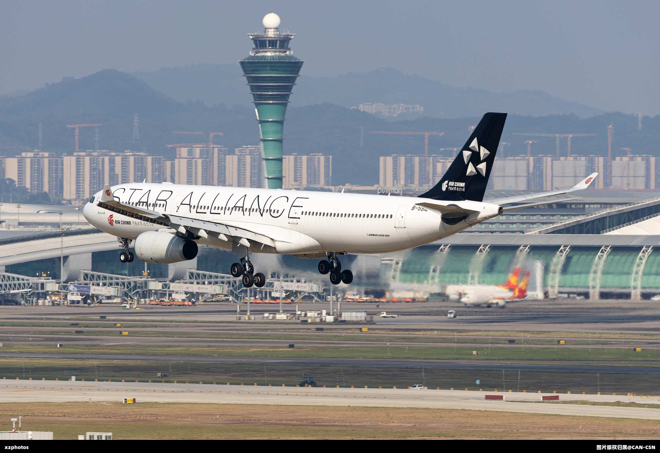 CA星星330与白云塔台同框