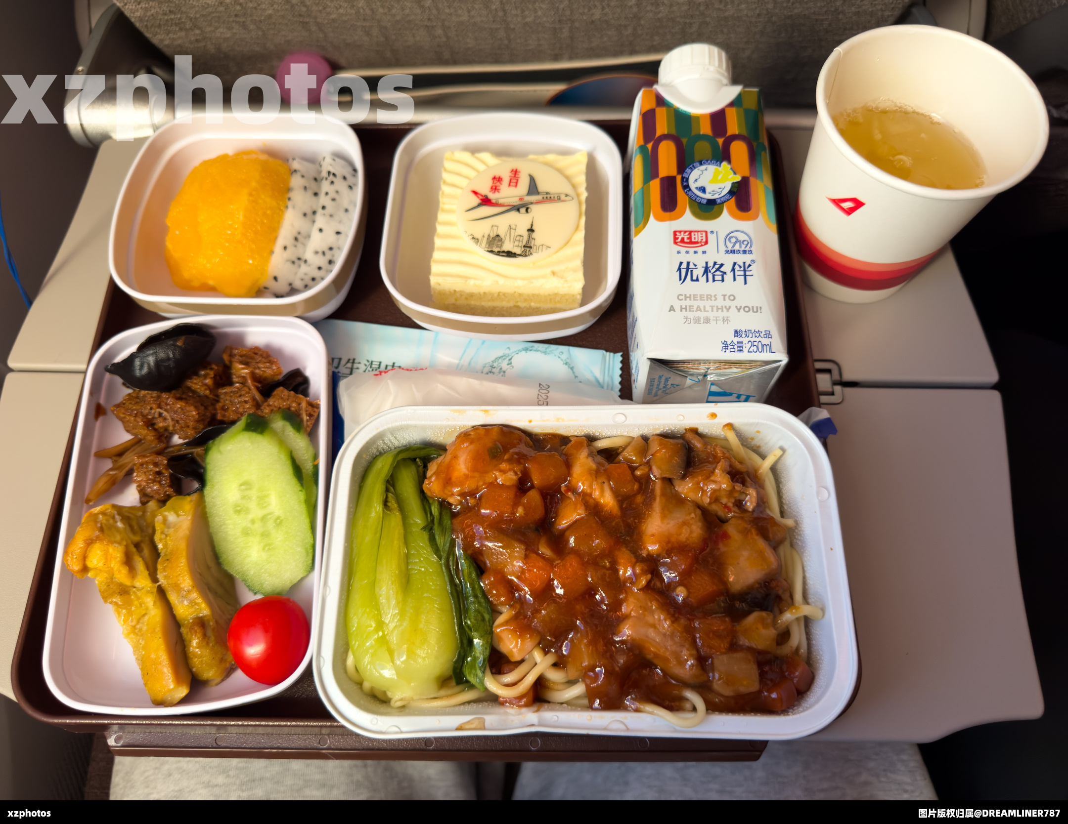 上海航空成立40周年主题航班 FM9425上海浦东T1-重庆江北T3