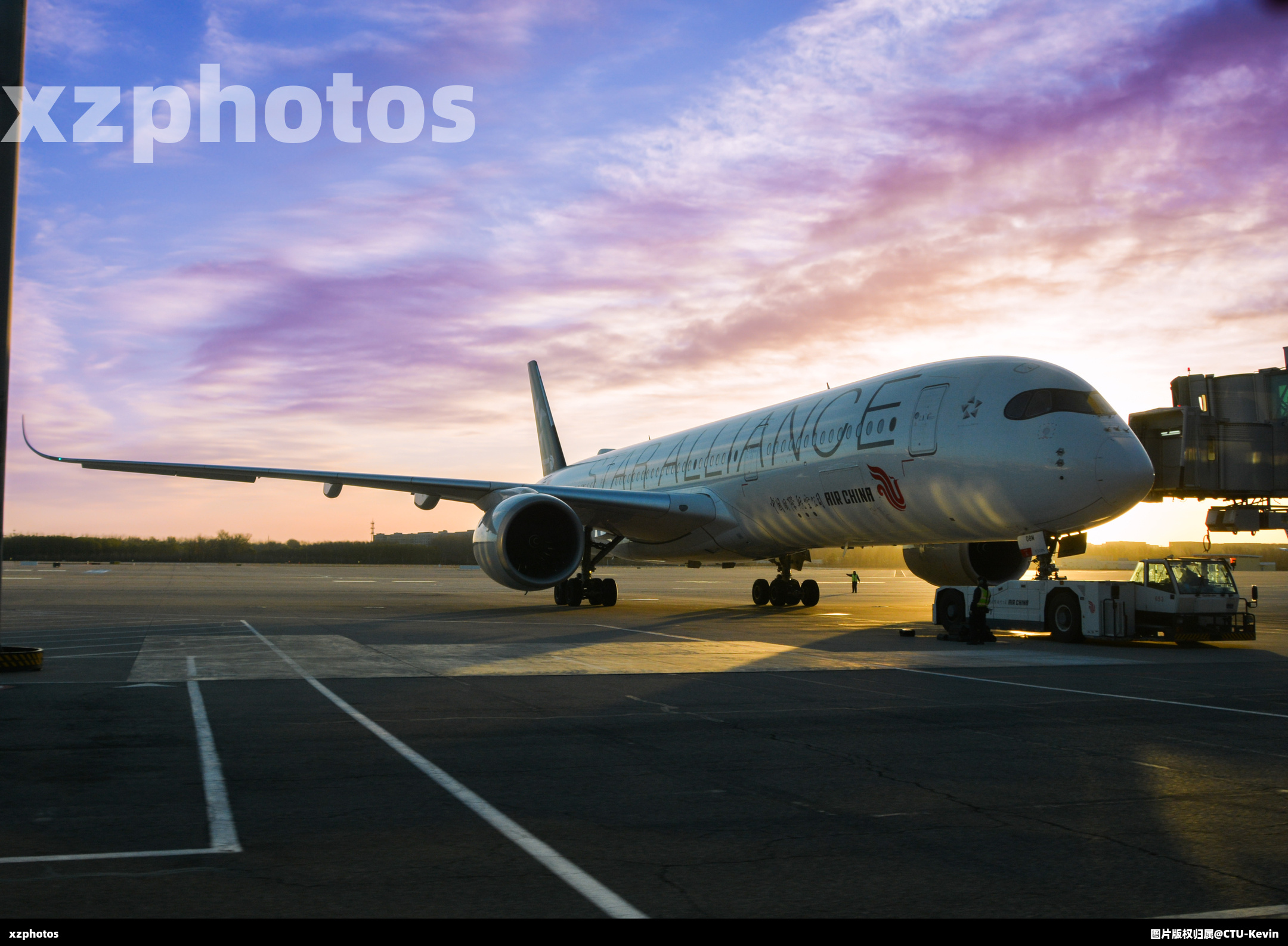 停机坪上等待推出的308M