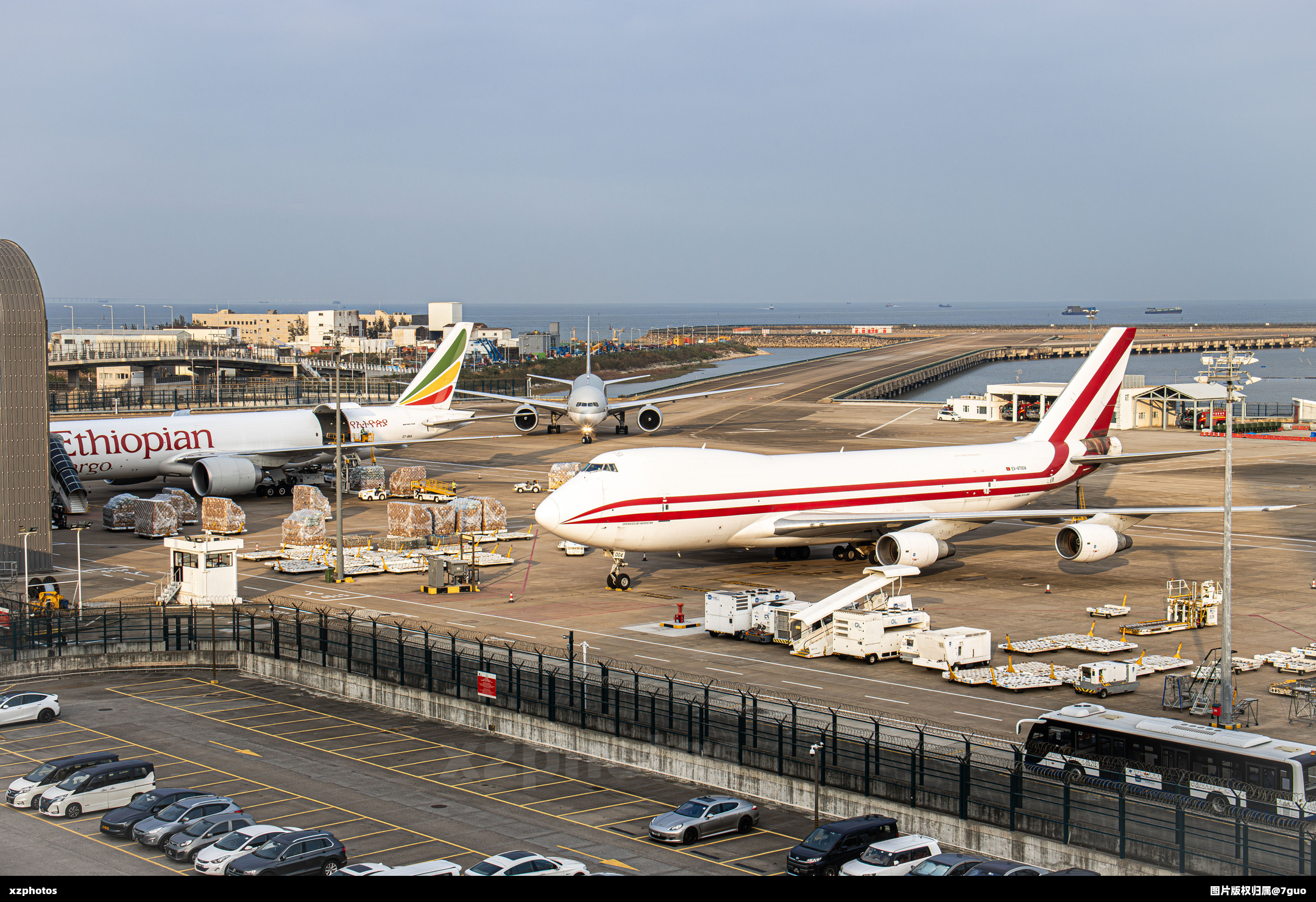 金光下的澳门机场货站